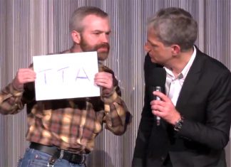 Hallo Meinung Mitglied protestiert gegen Auftritt von Spendenabzocker Thomas Grabinger Berlin - Digitaler Chronist