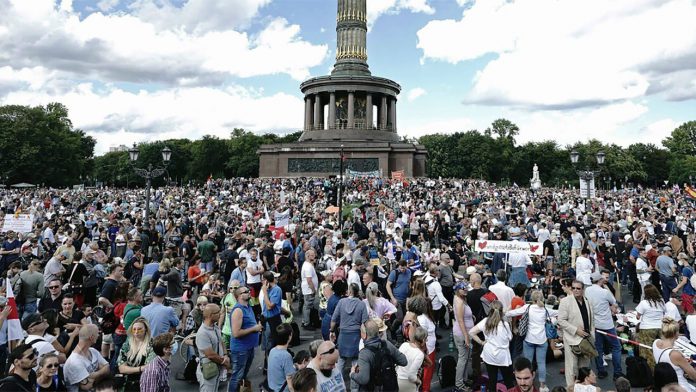 Angst vor Kritikern - Peter Weber beim Corona-Demo nur mit Security - HALLO MEINUNG