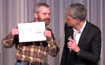 Hallo Meinung Mitglied protestiert gegen Auftritt von Spendenabzocker Thomas Grabinger Berlin - Digitaler Chronist